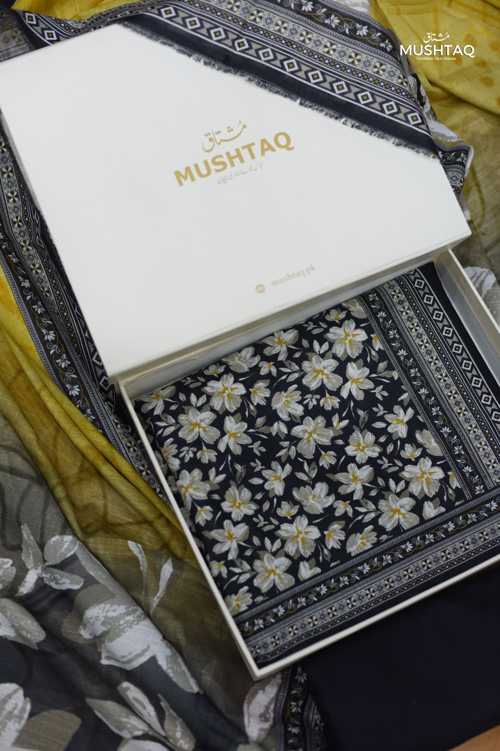 3Pcs Printed Khaddar with Box and No DC Charges Degsin - 14