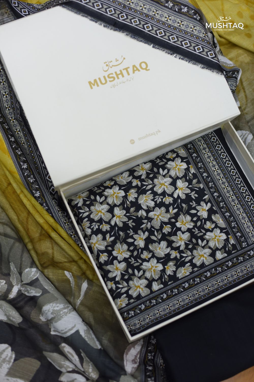 3Pcs Printed Khaddar with Box and No DC Charges Degsin - 18