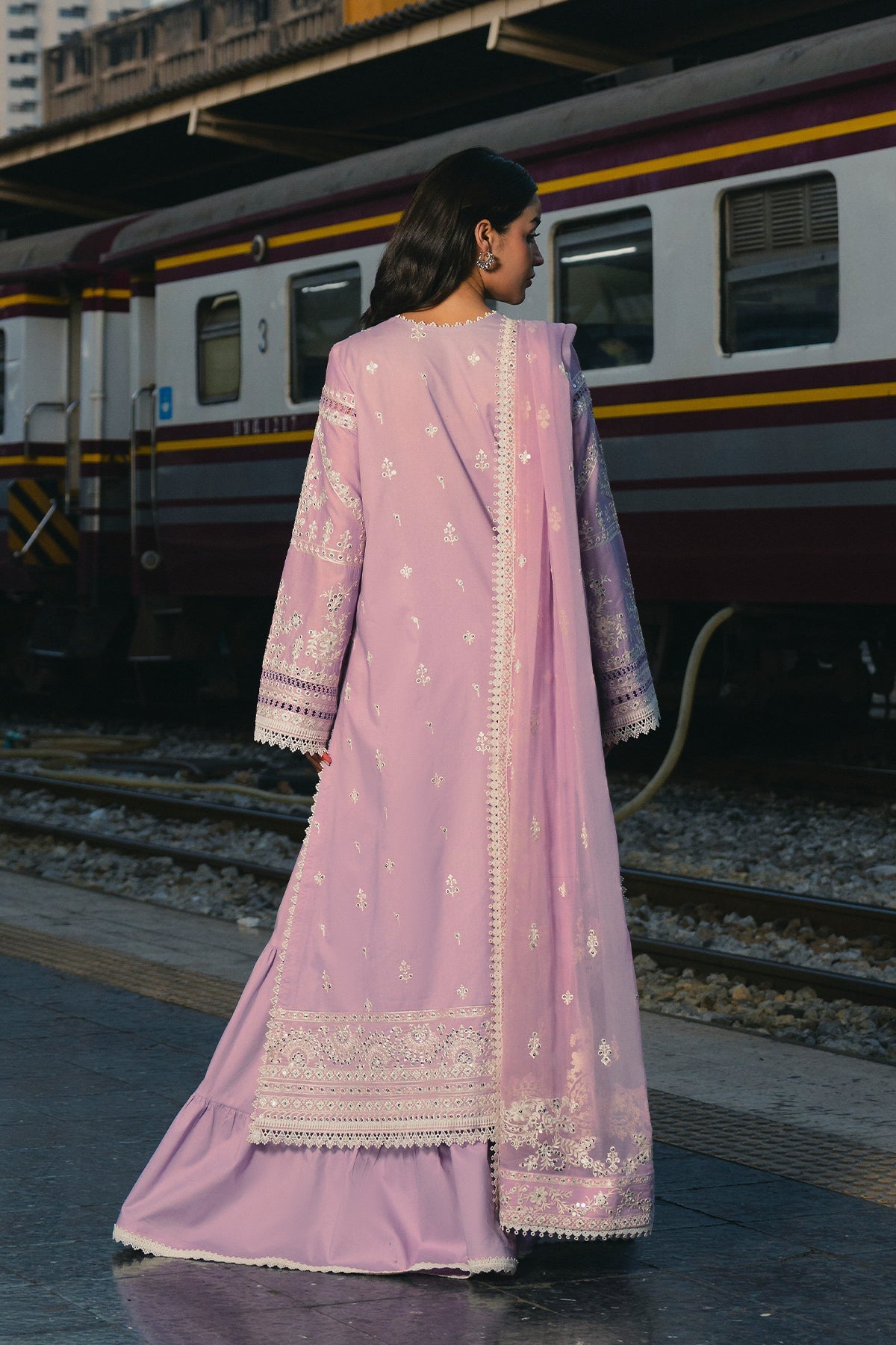 Afrozeh 3 Pc Unstitched Embroidered Lawn Suit Dilnasheen