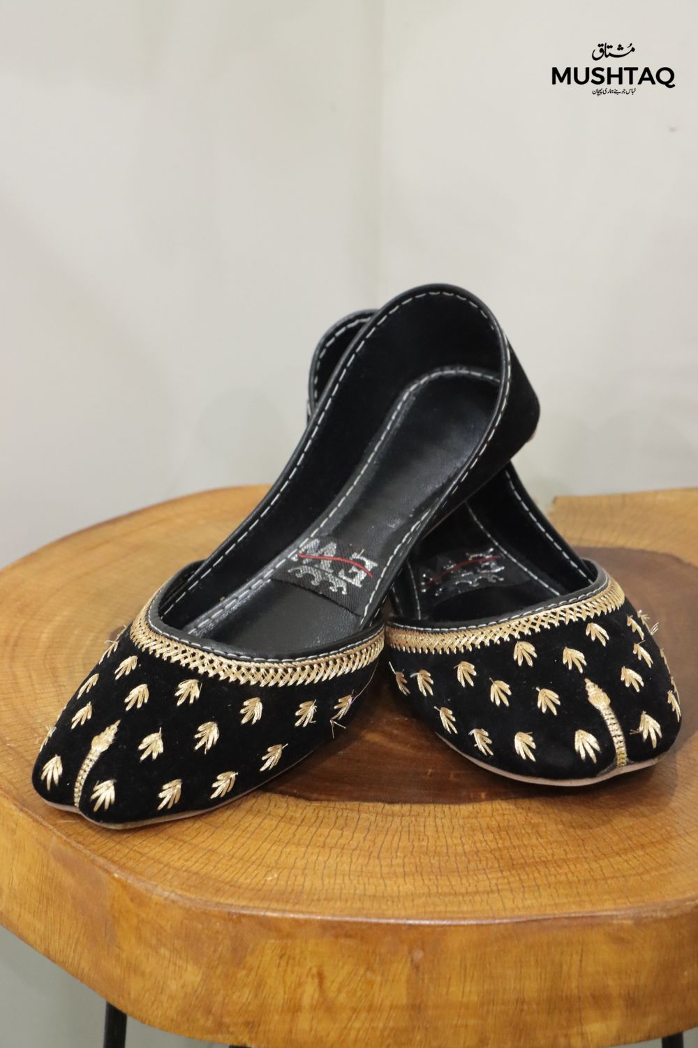 Handcrafted velvet khussas Desgin - 6