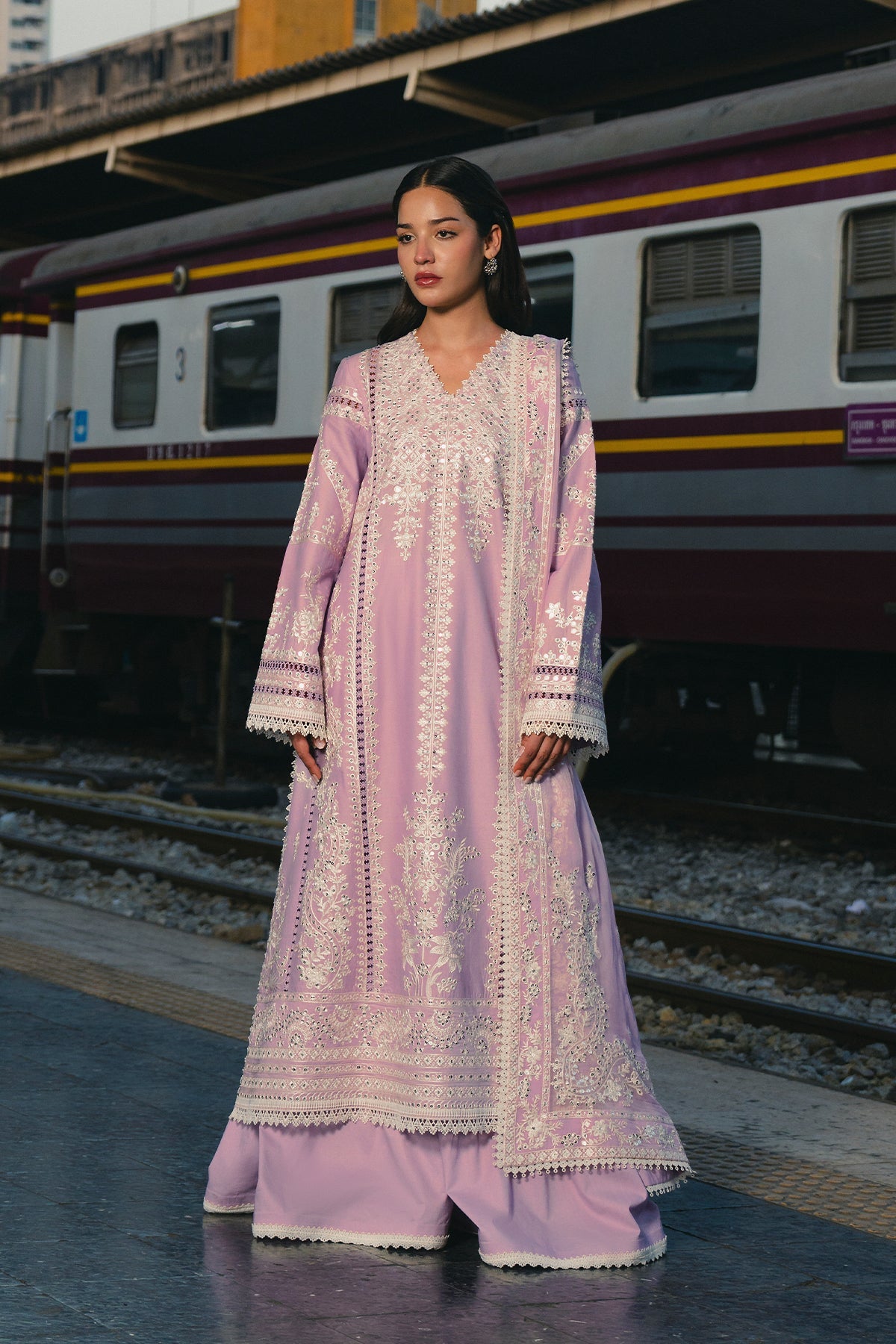 Afrozeh 3 Pc Unstitched Embroidered Lawn Suit Dilnasheen