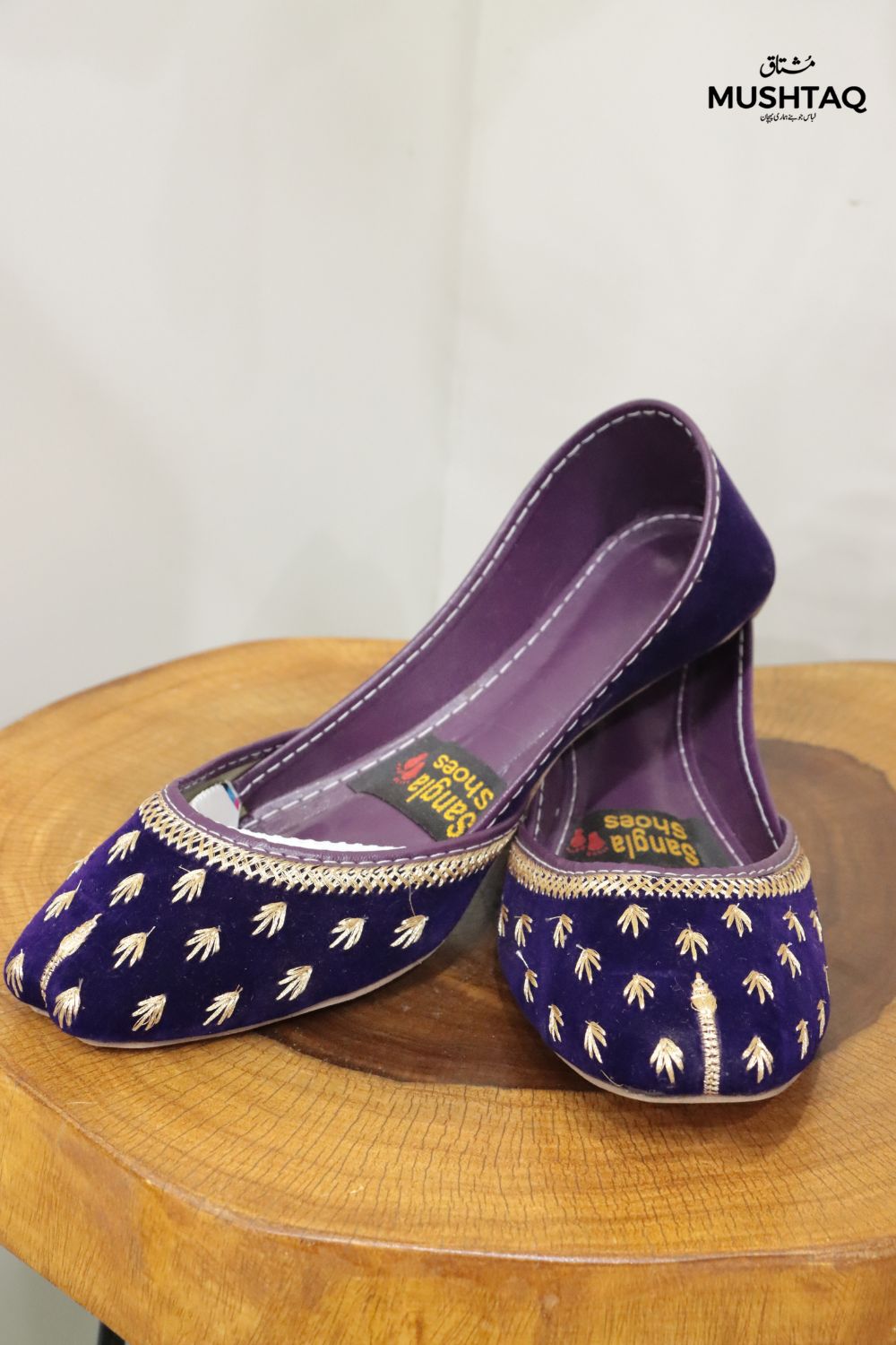 Handcrafted velvet khussas Desgin - 6