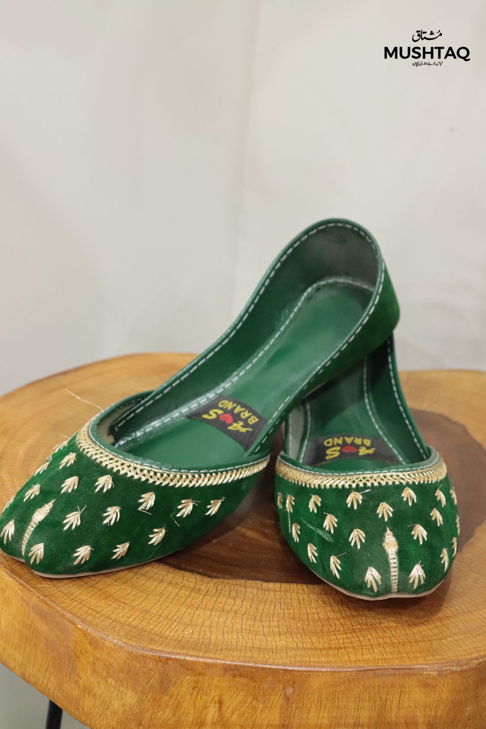 Handcrafted velvet khussas Desgin - 3