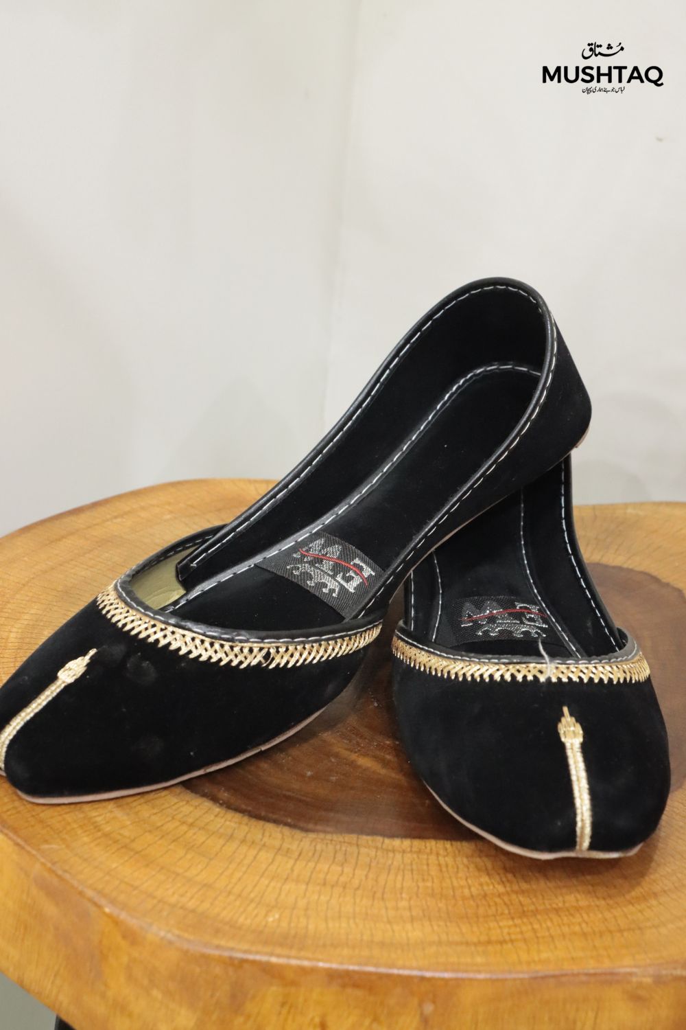 Handcrafted velvet khussas Desgin - 2