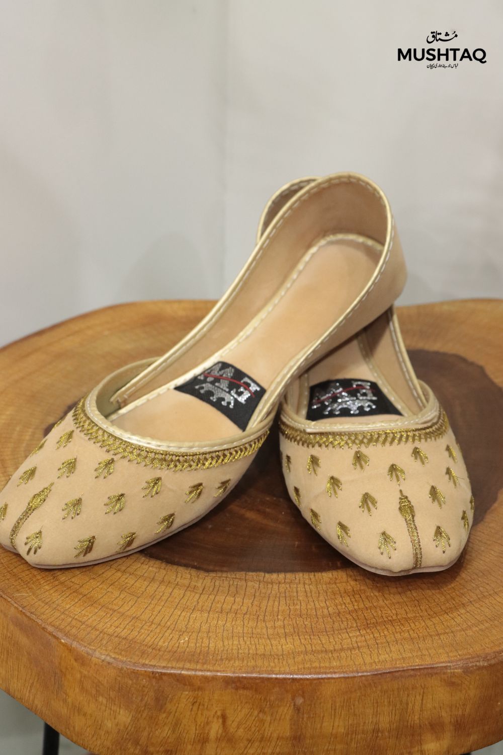 Handcrafted velvet khussas Desgin - 3