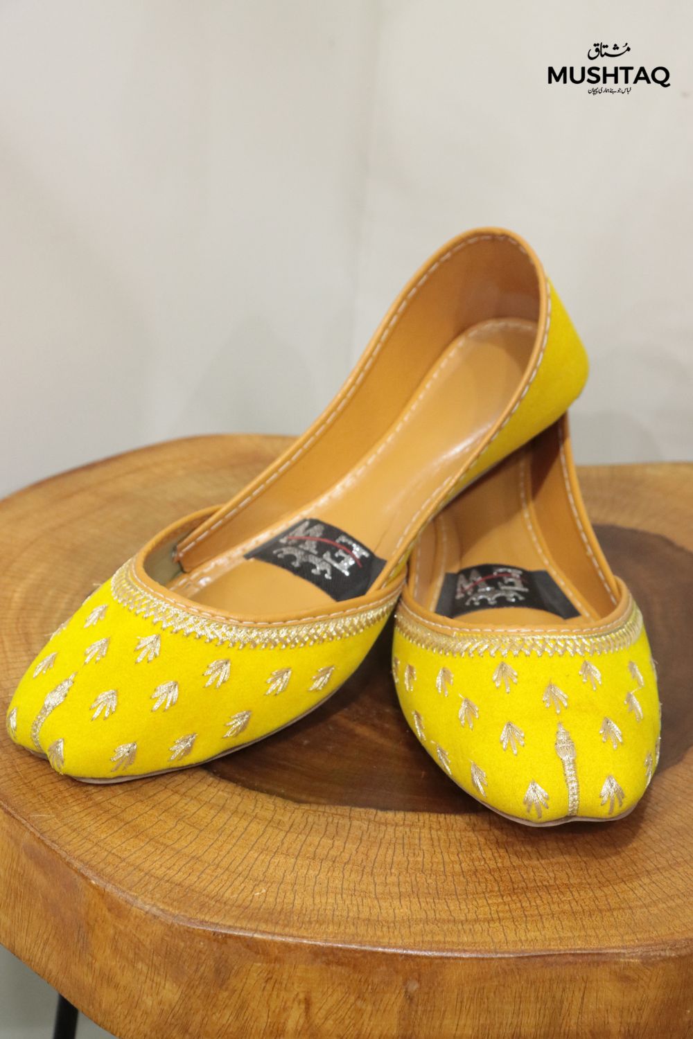 Handcrafted velvet khussas Desgin - 7