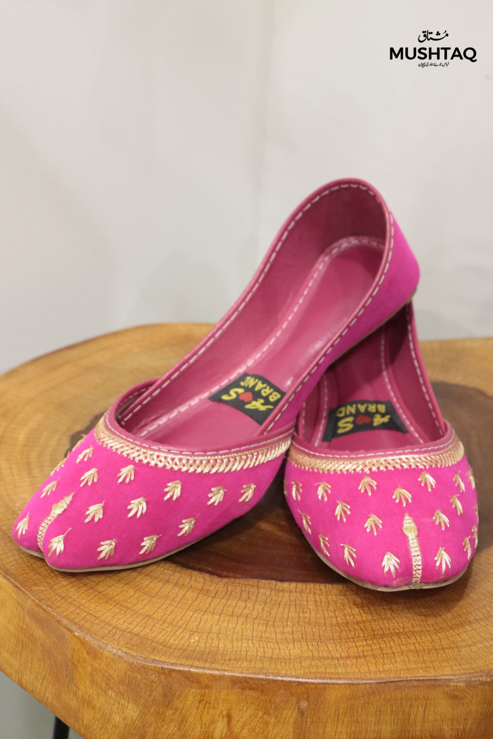 Handcrafted velvet khussas Desgin - 4