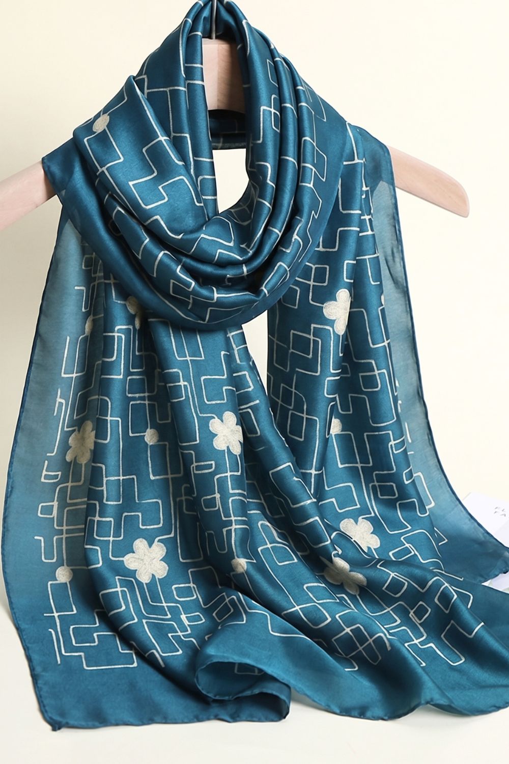 Embroidered Lawn Fabric stallers Desgin - 2