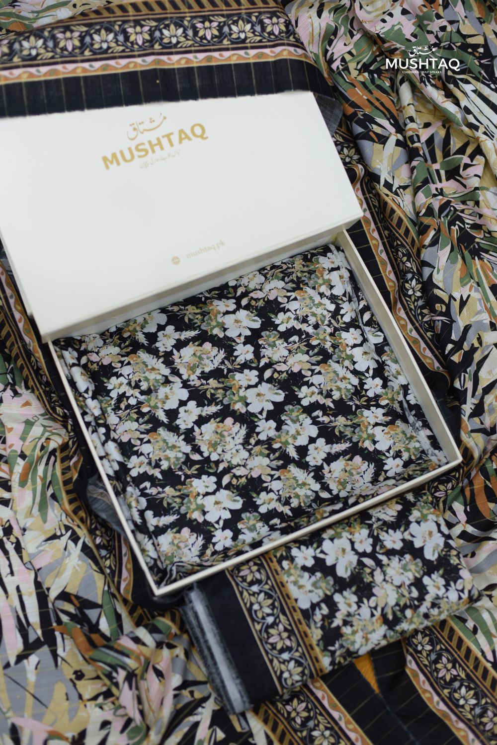 3Pcs Printed Khaddar with Box and No DC Charges Degsin - 12