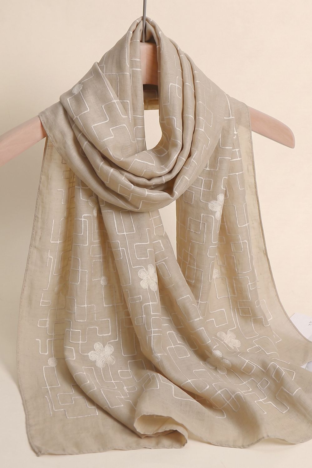 Embroidered Lawn Fabric stallers Desgin - 3